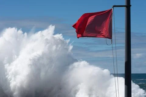 Red flag danger big waves Foto stock