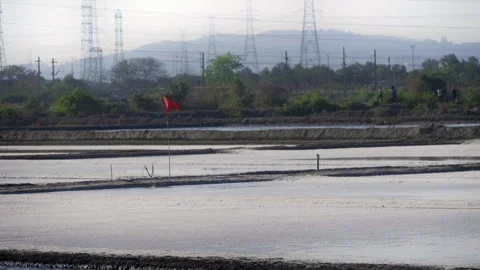 A red flag flying in the middle of the salt pan flats Video stock 337092848