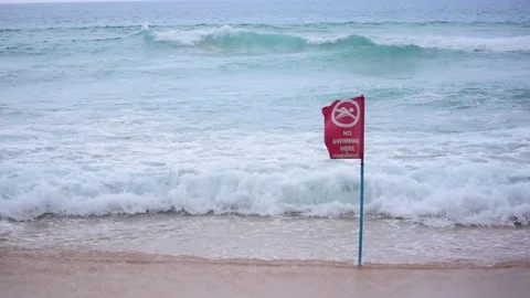 Red flag no swimming here against stormy waves. Slow motion. Vídeo Stock 72108995