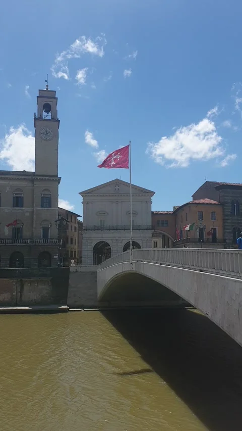 The red flag of Pisa waving in the wind on the bridge "Ponte di Mezzo", Arno Stock Footage 133915287