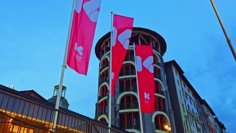 Red flags with the symbols of the prestigious ski resort Krasnaya Polyana flutte 스톡 동영상 258292583