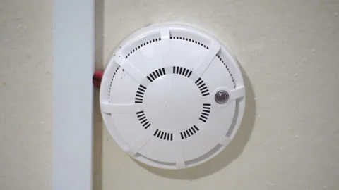 Red flashing light on the sensor of the fire safety system in the room on the Stock Footage 147655078