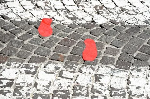 Red footsteps in town Foto stock