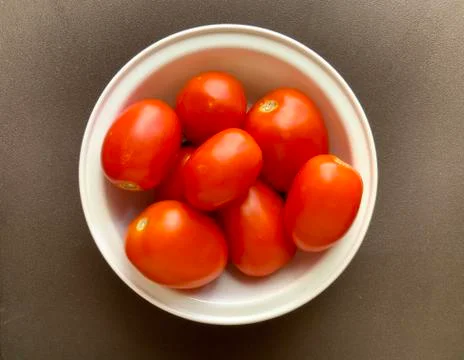 Red fresh tomatoes vegetable in th white bowl Foto stock