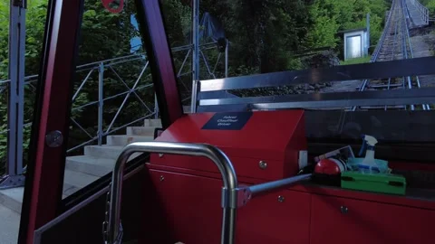 Red Funicular Train driving downhill from Harder Kulm, Top of Interlaken. Fun 库存影片 158938771