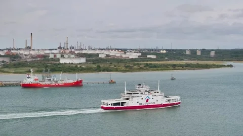Red Funnel Ferry over refinery and Esso Oil Terminal, Southampton, Hampshire, UK Vidéo 316145050