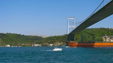 Red General Cargo Ship Pass By Under Fatih Sultan Mehmet Bridge. Stockbeeldmateriaal 89182719