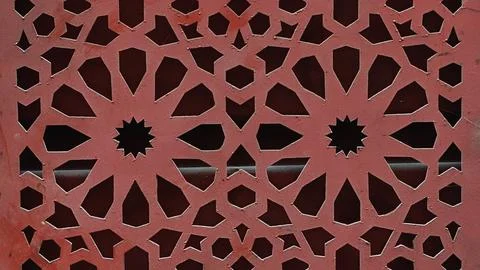 Red Geometric Islamic Star Pattern Metal Screen Fotos Stock