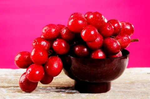 Red grape in bowl Stock Photos