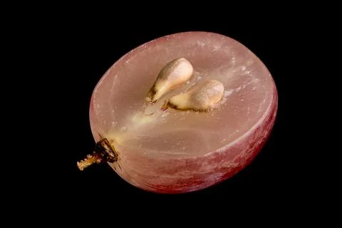 Red grape cut in half showing seeds Foto stock