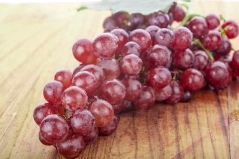 Red grape with leaf isolated on white background Foto stock