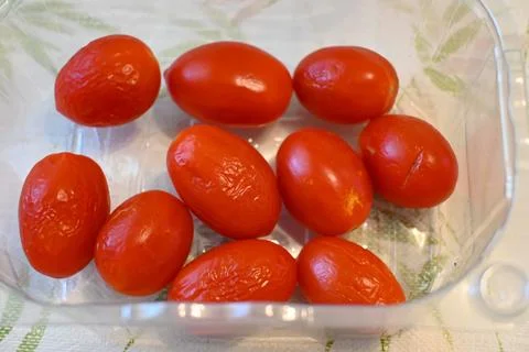 Red grape tomatoes in a plastic container Stockfoto's