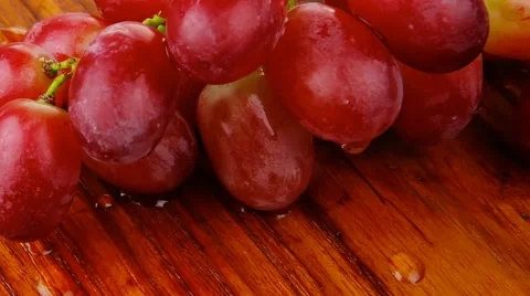 Red grape on wood Vídeos de archivo 54271997