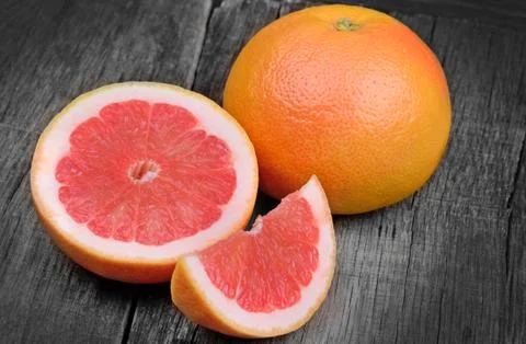 Red grapefruit on old table Foto stock