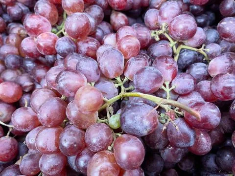 Red grapes background. Close up of bunch of fresh red grapes. Foto stock