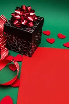 Red-green background with gift boxes with geometric pattern. Foto stock