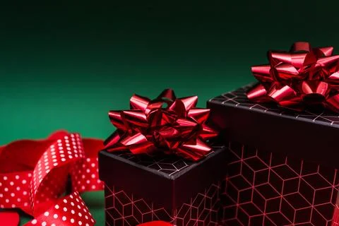 Red-green background with gift boxes with geometric pattern. Foto stock