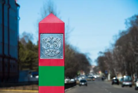 Red-green border post with the coat of arms of Russia Stock Photos