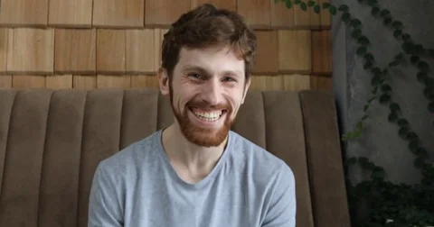 Red-haired bearded guy begins to laugh in interior 動画素材 82523423