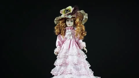 Red-haired Ceramic Vintage Doll in a Kapelyu on a Black Background. Stock-Footage 246531391