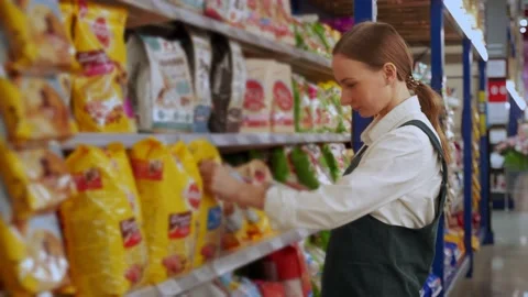 Red-haired customer scans and takes cornflakes closeup 스톡 동영상 202305953