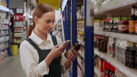 Red-haired customer scans qr-code of soy sauce closeup Vídeo Stock 202306390