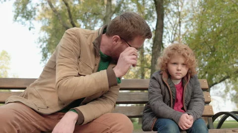 Red-haired father talking to son, helping to solve problem, family connection Vidéo 144316106
