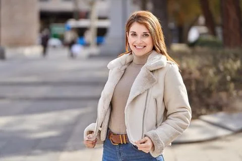 Red-haired female model posing in the park in winter Foto stock