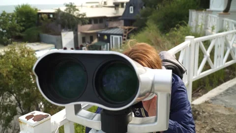Red-haired guy looking through binoculars.close-up Vidéo 163419001