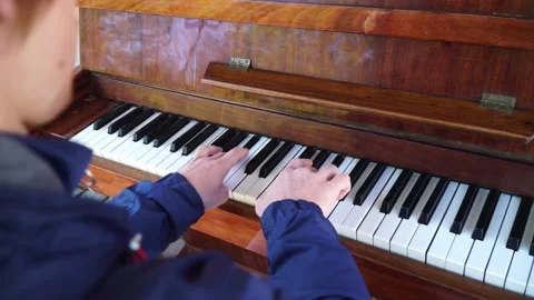 Red-haired guy playing the piano in a blue jacket on the street.frame behind Vidéo 163351372