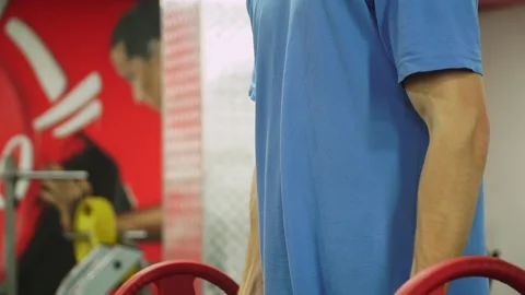 Red-haired guy worked in the red gym.lifts the bar.close-up.red bar Vidéo 163459274