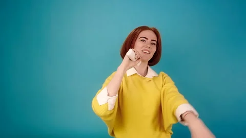 Red haired lady plays singing Видео 157630825