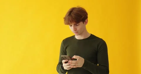 Red haired man with phone looking for shopping online. Video stock 278719806