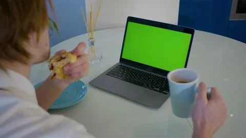 Red-haired young male worker in office.green screen waving his hands.lunch Vidéo 239272323