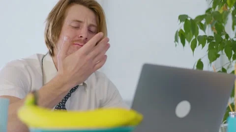 Red-haired young male worker in the office.close up portrait lunch at work Vidéo 239273058