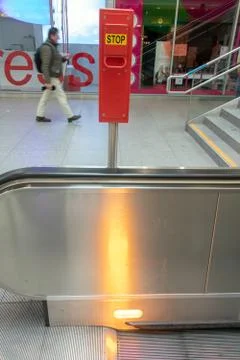 Red handle switch for emergency stops on an escalator. Foto stock