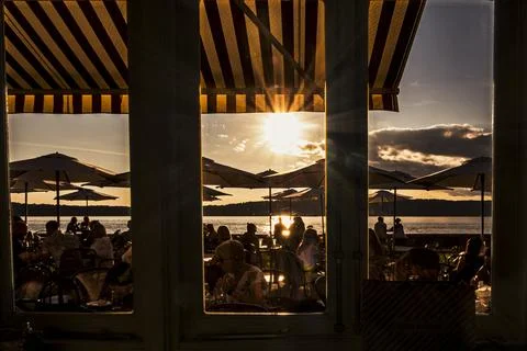 Red Hat on the River restaurant offers waterfront dining at sunset 库存照片