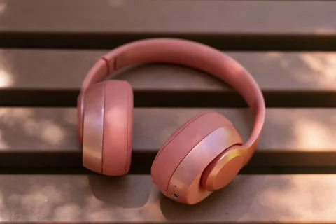 A red headphone on a bench Foto stock