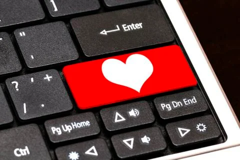 Red Heart button on computer keyboard. Internet dating concept Foto stock