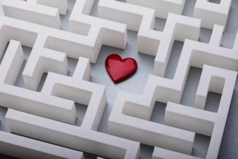 Red Heart In The Centre Of Labyrinth Foto stock