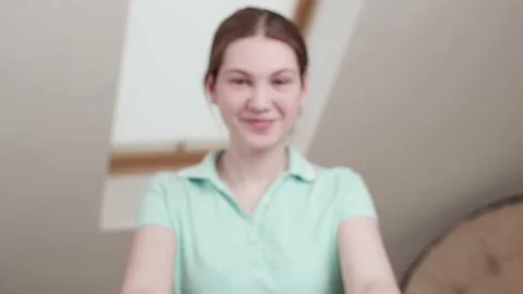 Red heart close up in hands of smiling caucasian teenager on Valentines Day. Vidéo 145990196