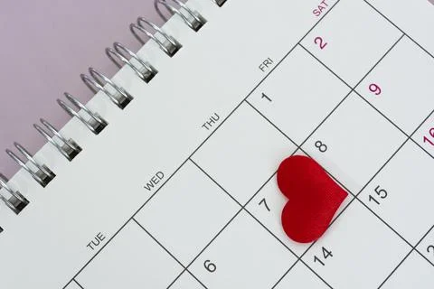 Red heart shape on the date of the 7th day in the calendar. Foto stock