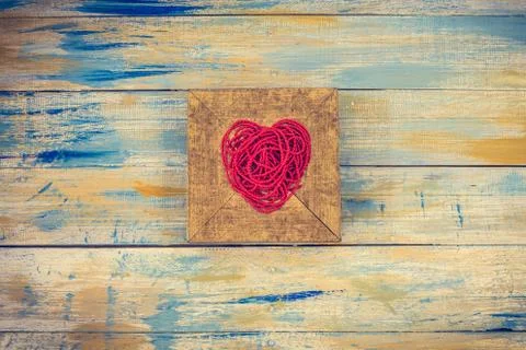 Red heart shape from thread bead,vintage tone Foto stock