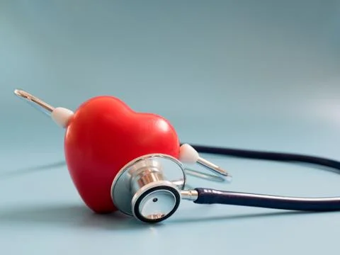 Red heart using deep blue stethoscope on the blue background for hear their o Foto stock