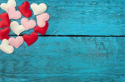 Red hearts on the blue boards Foto stock