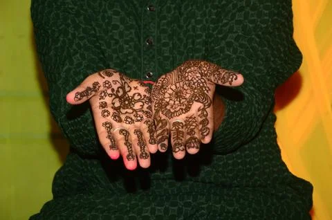 Red heena applying on the hands with design 1 스톡 사진