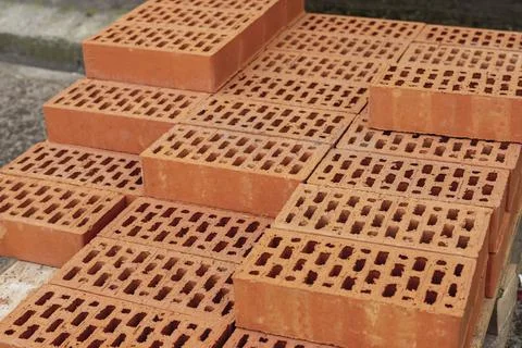 Red hollow brick, rows of bricks on a pallet Foto stock