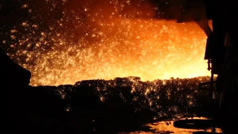 Red-hot cast iron. Fire sprays fly in different directions. Metal production. Vídeo Stock 101783083