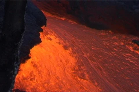 Red hot lava flows down the slopes of a volcano. Stockbeeldmateriaal 341105