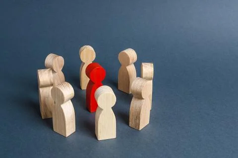 Red human figure surrounded by a circle of people. Leader Boss and leadership Foto stock
